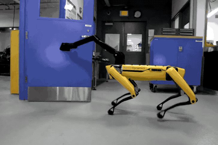 Kinyitotta az ajtót az egyik robot a másiknak