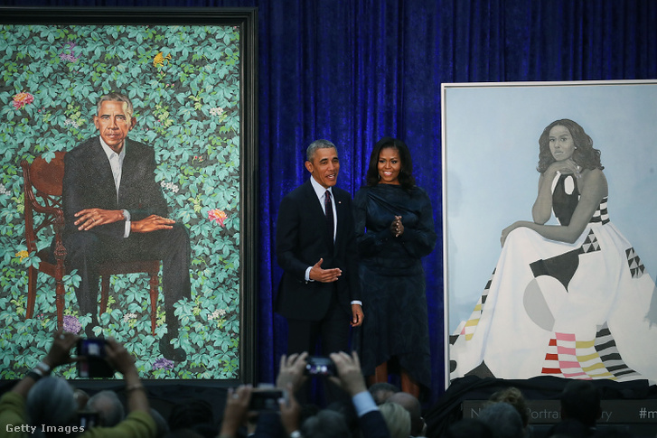 Barack és Michelle Obama a frissen leleplezett portréik előtt állnak a Smithsonian's National Portrait Gallery csarnokában, Washingtonban február 12-én.