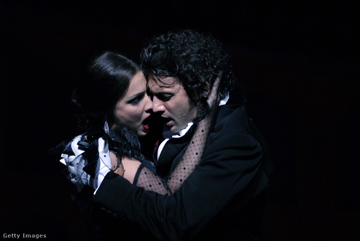 Anna Netrebko és Jonas Kaufmann a Traviatában a Royal Opera House színpadán (2008)