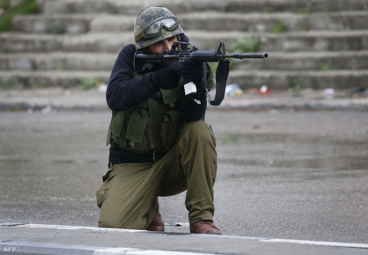 Izraeli katona a határnál Halul közelében