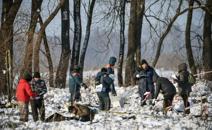 A roncsok után kutatnak a baleset helyszínén 2018. február 12-én