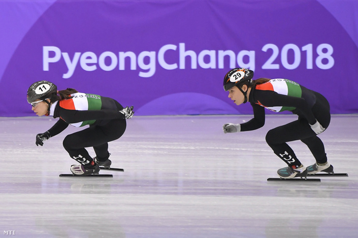 Jászapáti Petra (b) és Keszler Andrea melegít a phjongcshangi téli olimpia rövidpályás gyorskorcsolyaversenye előtt a Kangnung Jégcsarnokban 2018. február 10-én.