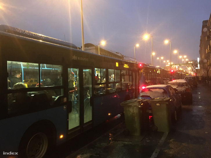 A Lehel tér után feltorlódtak a metrópótló buszok is, volt, amelyik kinyitotta az ajtót 22 perc várakozás után
