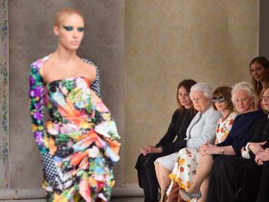 II. Erzsébet beült Anna Wintour mellé egy divatbemutatóra