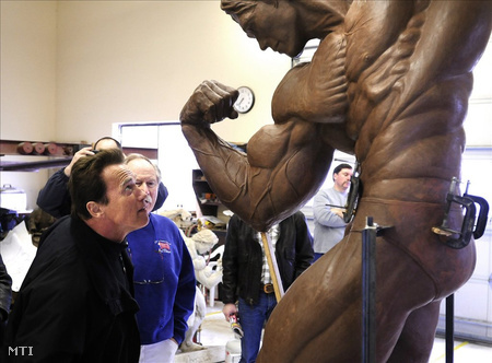 Az egykori testépítő világbajnok 2011. február 16-án találkozott először a készülő szoborral a szobrászművész lewistoni műtermében, Idaho államban. A bronzzal bevonandó szobrot az elkészülte után Schwarzenegger szülőfalujában, Thalban állítják fel. (Fotó: Kyle Mills/EPA)