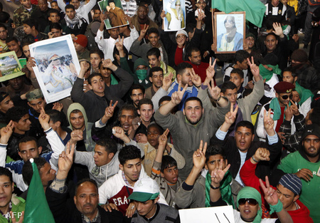 Kadhafi-pártiak is tüntettek pénteken Tripoliban