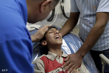 Sérült fiút ápolnak orvosok egy manamai kórházban