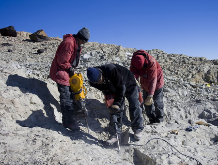 A paleontológusok dolgoznak a Transzantarktiszi-hegységben (Fotó: Augustana College)