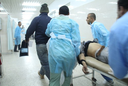 Bengáziban a kórházak alig bírják ellátni a sebesülteket