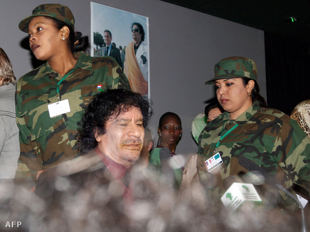 Kadhafi testőreivel 2007-ben, Párizsban