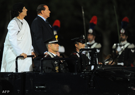 Silvio Berlusconi és Moamer Kadhafi 2010-ben