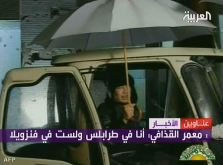 Kadhafi esernyő alól beszélt