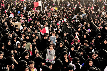 Továbra is a nők viszik a főszerepet a bahreini tüntetéseken. Február 22-én is rengeteg nő kezdett tüntetni a monarchia ellen a manamai Gyöngy téren