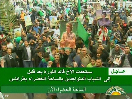 Az állami tévé képe a Kadhafi-hű tüntetőkről