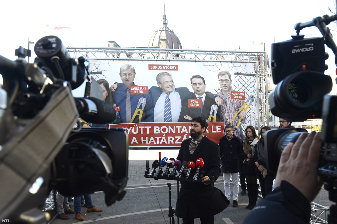 Hidvéghi Balázs, a Fidesz kommunikációs igazgatója sajtótájékoztatót tart Budapesten az Alkotmány utcában 2018. január 30-án