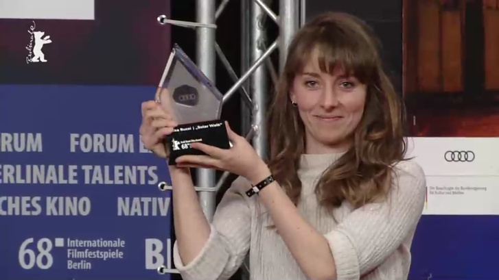 Bucsi Réka az Audi Short Film Awarddal a 2018-as Berlinale díjátadója utáni sajtótájékoztatón.