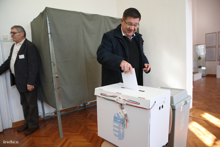 Hernádi Gyula adja le szavazatát az időközi önkormányzati választáson Hódmezővásárhelyen