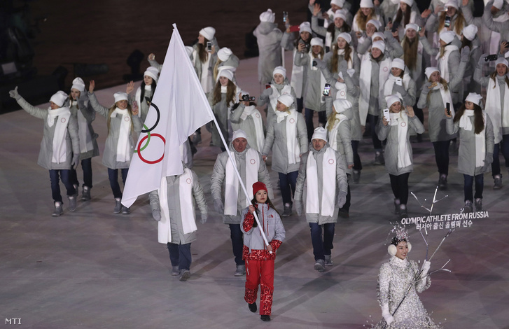 Az olimpiai zászló alatt induló orosz sportolók bevonulnak a phjongcshangi téli olimpia megnyitóján az olimpiai stadionban 2018. február 9-én.