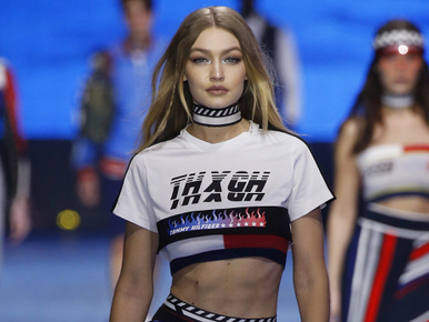 Két Hadid, egy Baldwin és a szexi bűnöző is vonult Hilfigernél