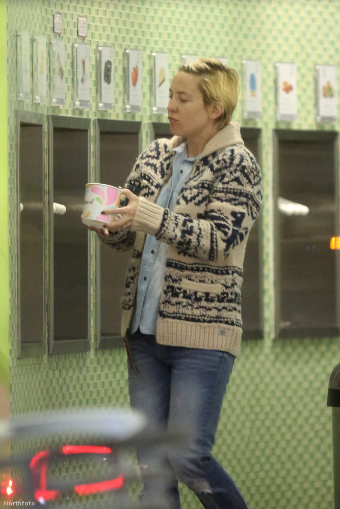 Emitt(en) Kate Hudson eszi exkluzív módon Los Angelesben a frózen joghurtot.