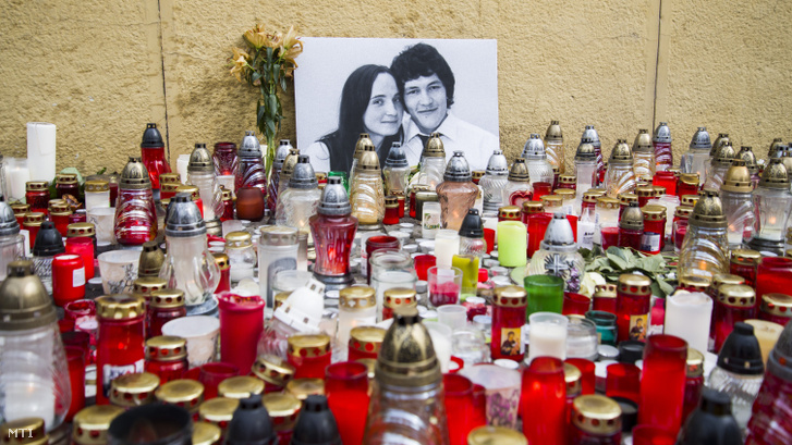 Mécsesek és virágok a meggyilkolt Ján Kuciak szlovák tényfeltáró újságíró és élettársa Martina fényképe előtt Pozsonyban 2018. február 27-én.