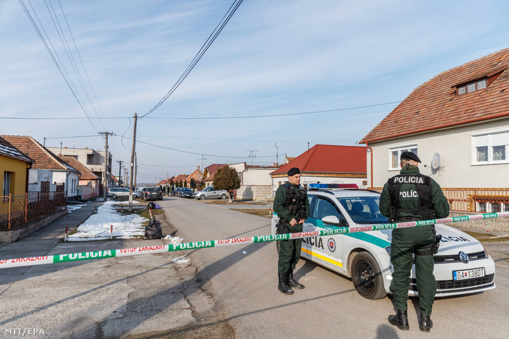 Rendőrök kettős gyilkosság helyszínét biztosítják Nagymácsédban (Velka Maca) 2018. február 26-án miután az előző éjjel a falubeli otthonában megtalálták Ján Kuciak szlovák tényfeltáró újságíró és élettársa holttestét.