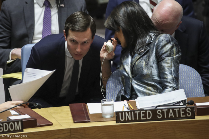 Jared Kushner konzultál Nikki Haley amerikai ENSZ-nagykövettel az ENSZ Biztonsági Tanácsának közel-keleti helyzettel kapcsalatos New York-i ülésén 2018. február 20-án.