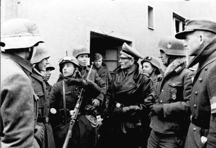 Hitlerjugend-tagok egy 1945-ös fotón