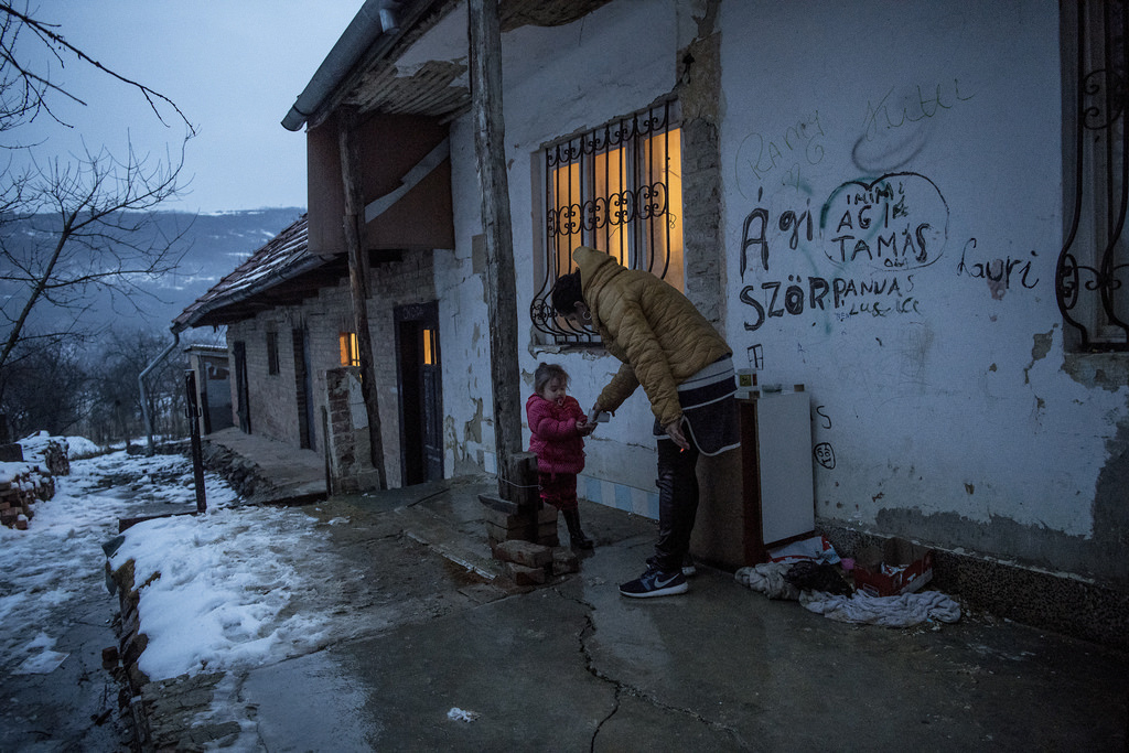 Kézmosás az udvaron, folyóvíz híján pohárból