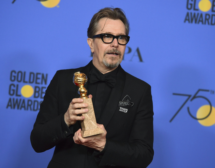 Gary Oldman A legsötétebb óra című filmjéért kapott Golden Globe díjával
