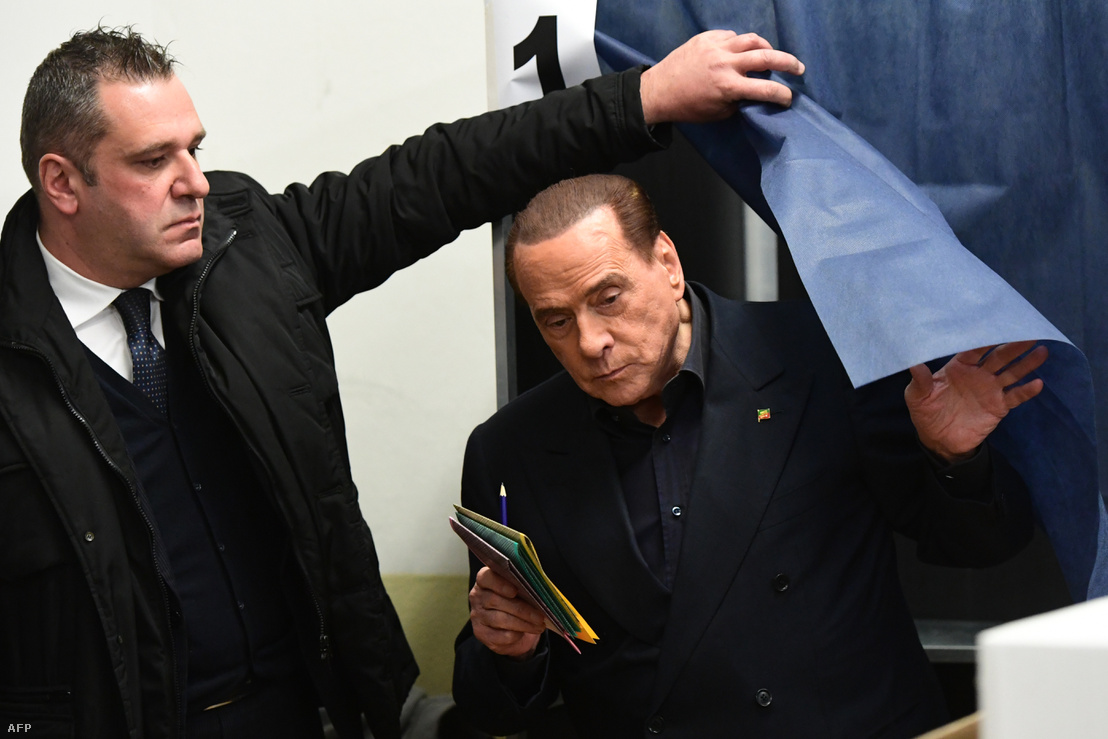Silvio Berlusconi szavaz