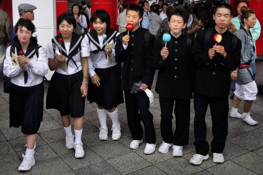 Közel mindegyik japán iskolában kötelező az egyenruha viselése. Iskolája válogatja, milyen az öltözék színe és szabása, de rendszerint sötét szoknya, nadrág és zakó, valamint fehér blúz vagy ing. A hagyományos japán szett a képen látható: a fiúk magas nyakú, zubbonyszerű zakót, a lányok matrózgalléros blúzt viselnek.