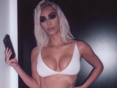 Kim Kardashian végre a kőművesdekoltázsát is megvillantotta