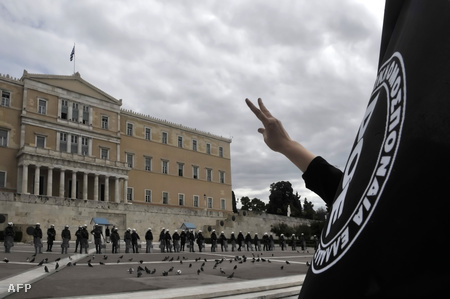 Egy tanár a 48 órás sztrájkot hirdető felvonuláson a parlament előtt