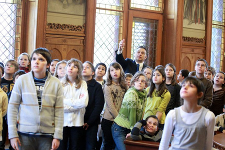Orbán Viktor a lánya osztályának mutatja be a Parlament Nándorfehérvári termét