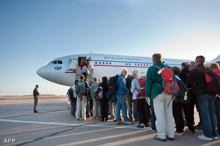 Francia állampolgárok sorakoznak Tripoli repterén