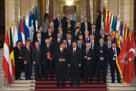Családi fotó az uniós tagállamok nemzeti parlamentjei európai ügyekkel foglalkozó bizottságainak találkozójának résztvevőiről a Parlamentben.(Fotó: Koszticsák Szilárd)