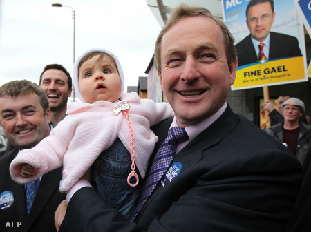 Enda Kenny, a Fine Gael miniszterelnök-jelöltje kampányol