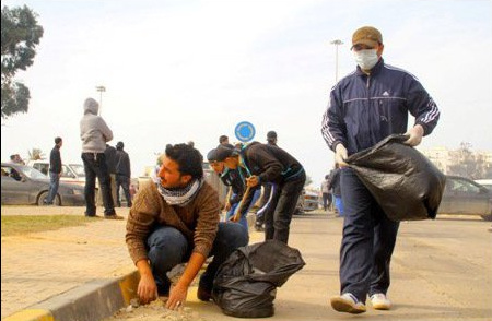 Bengázi lakosai szemetet szednek, takarítanak a városukban