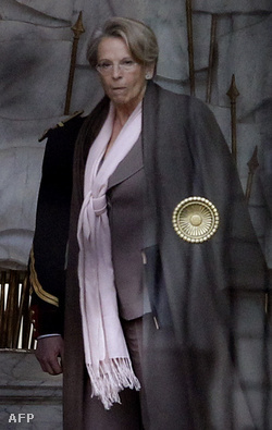 Michèle Alliot-Marie - vette a kabátját