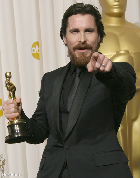 Christian Bale példát mutat friss Oscarral a kezében
