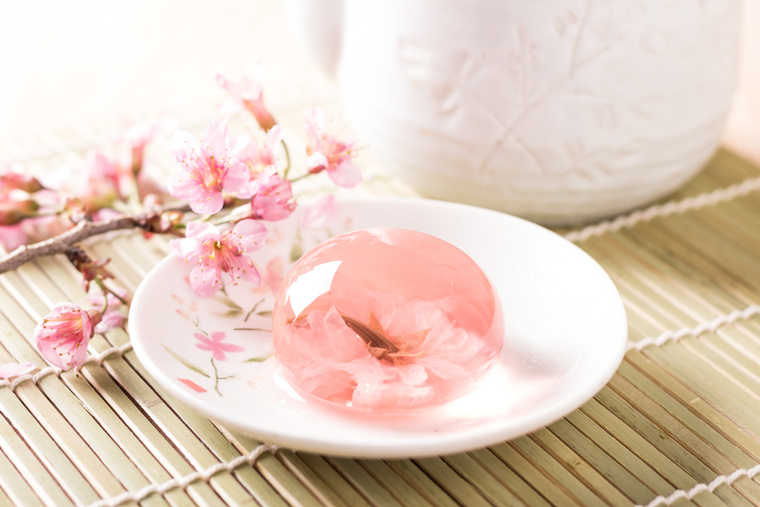 A sakura zselébe egész virág is belekerülhet, talán ez az egyik leglátványosabb Hanami édesség
