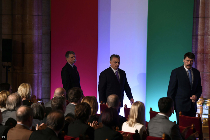 Orbán Viktor miniszterelnök (b2), Áder János köztársasági elnök (j) és Kövér László, az Országgyűlés elnöke érkezik a phjongcshangi téli olimpián pontot és érmet szerzett sportolók kitüntetése alkalmából az Országház kupolacsarnokában rendezett ünnepségre 2018. március 8-án.
