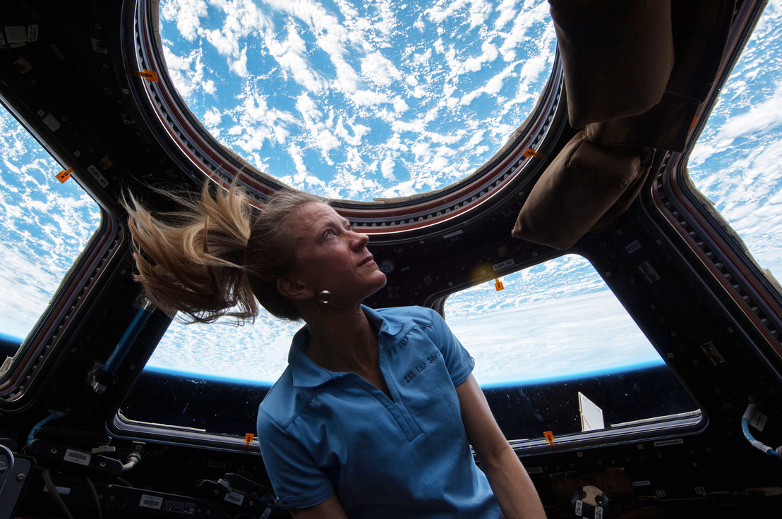 Karen Nyberg looks through Cupola on ISS (ISS037-E-026900)