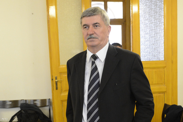 Kocsis István, az MVM Magyar Villamos Művek Zrt. volt vezérigazgatója (b) a Kiss Ernõ nyugalmazott rendőr dandártábornok (j) ellen befolyással üzérkedés miatt indított perben a Fővárosi Törvényszék tárgyalótermében 2015. április 15-én.