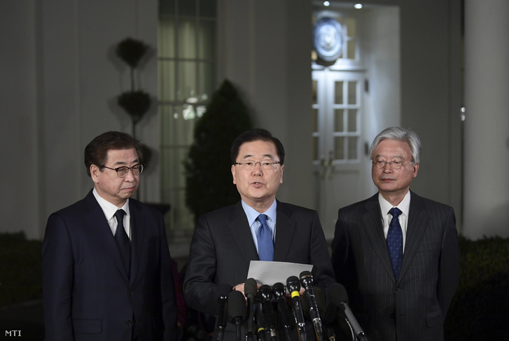 Csung Jui Jong, Mun Dzse In dél-koreai elnök nemzetbiztonsági tanácsadója (k) sajtótájékoztatót tart a Donald Trump amerikai elnökkel folytatott megbeszélését követően a washingtoni Fehér Ház kertjében 2018. március 8-án.