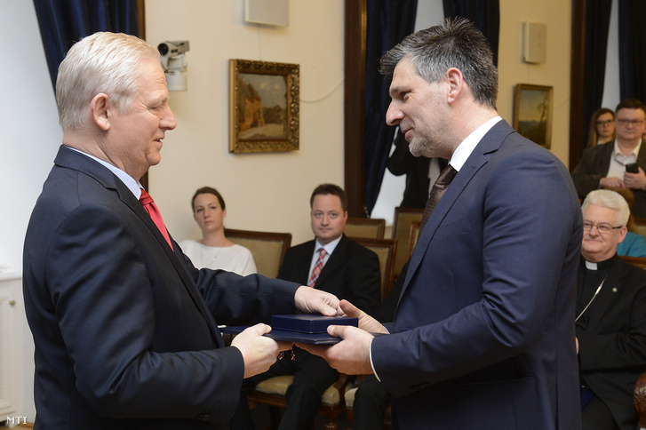 Kárász Róbert az ATV szerkesztő-műsorvezetője (j) átveszi a Csengery Antal-díjat Tarlós István fõpolgármestertől a Városházán 2018. március 8-án.