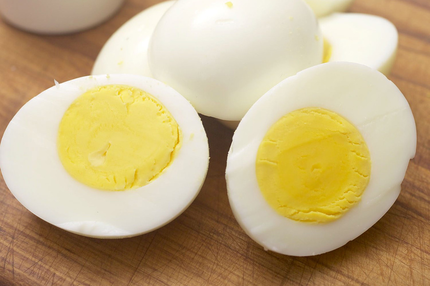 Az orvos szerint a tojás nemcsak egészséges, de a fogaknak is jót tesz: tele van A- és D-vitaminnal, ami erősíti az ínyt és a fogakat, és fehérebbé is teszi őket.