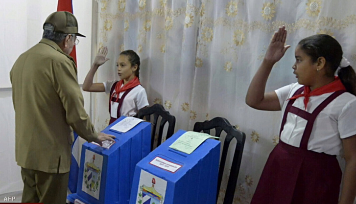 Raúl Castro úttörők tisztelgése mellett adta le szavazatát