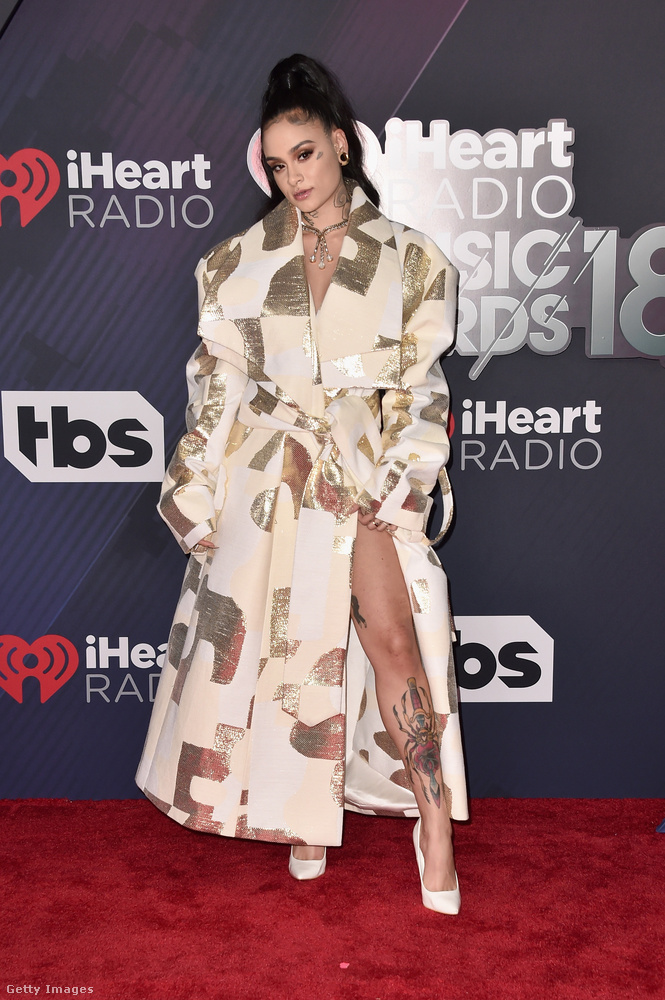 Kehlani mintha kifejezetten a lábszártetoválását szerette volna megmutatni ezzel a kabáttal és pózzal.